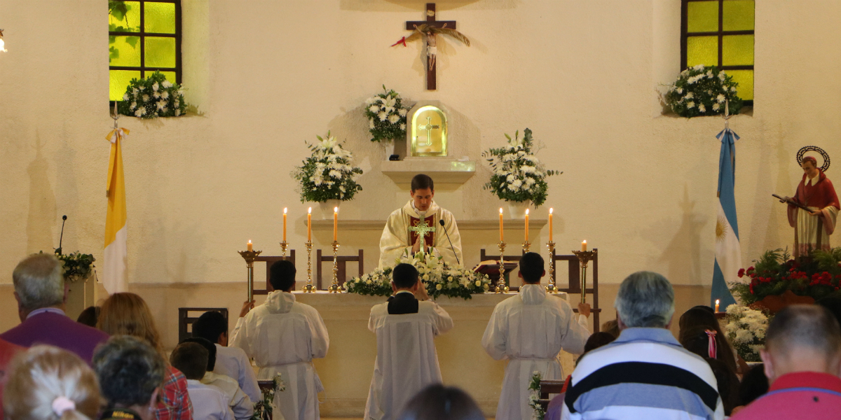 El altar con flores