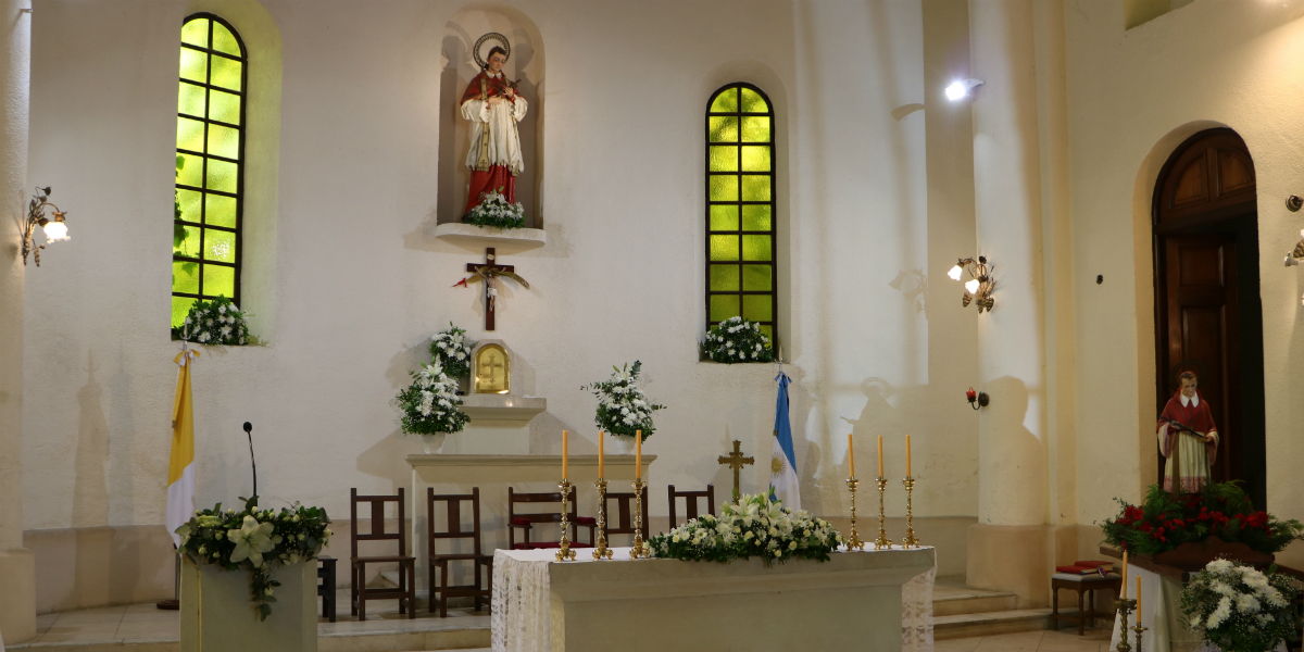 El altar con flores