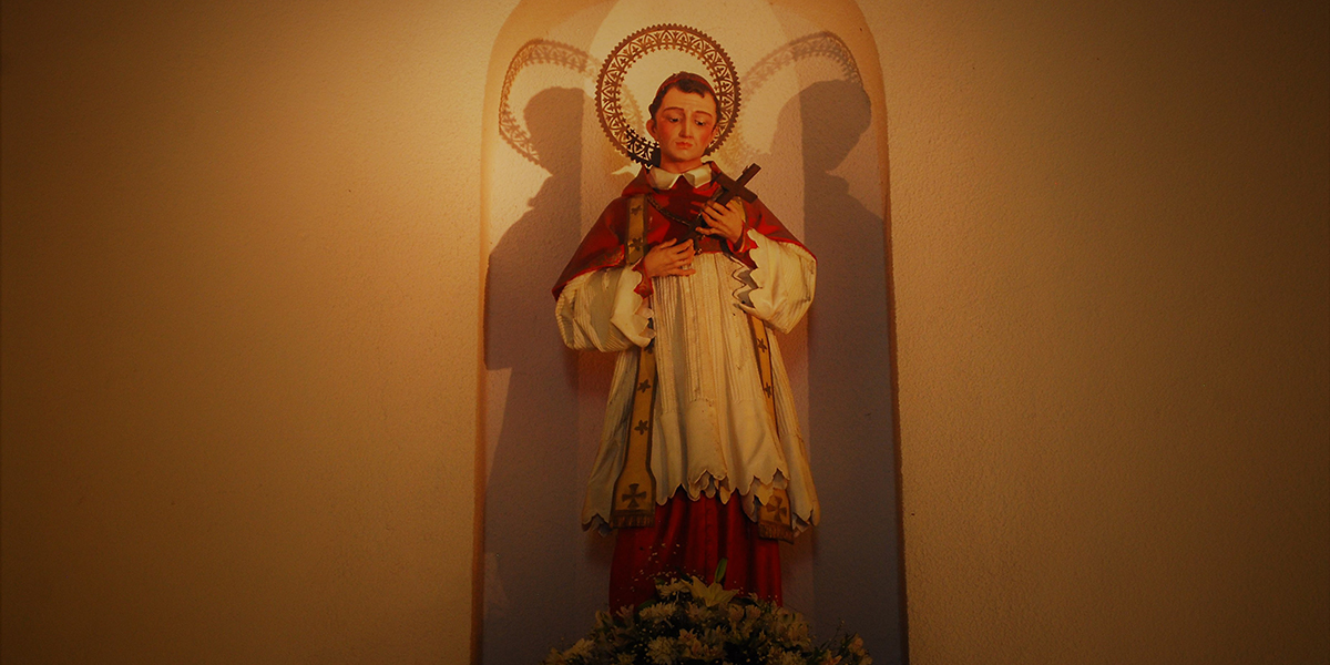El altar con flores