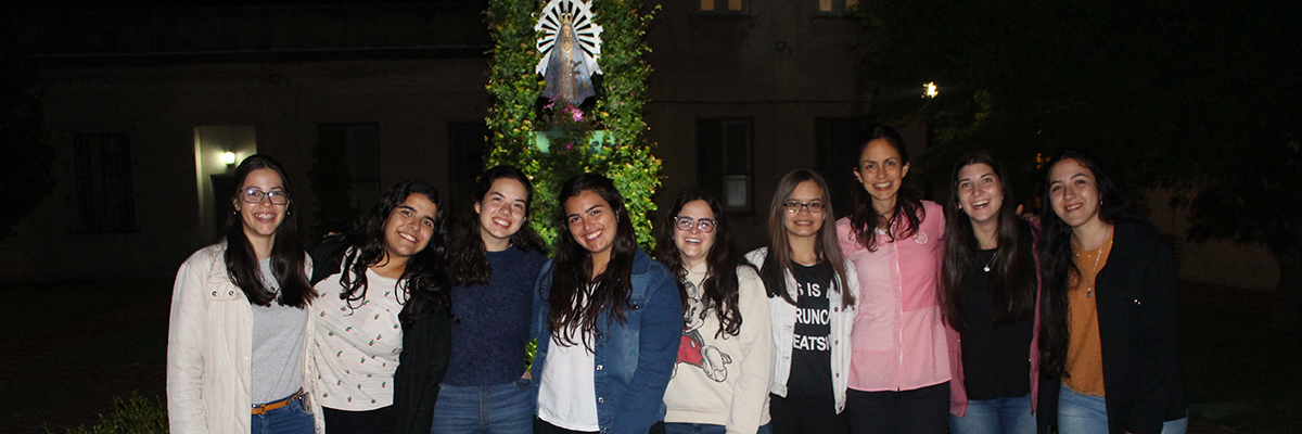 chicas-con-la-virgen-de-lujan
